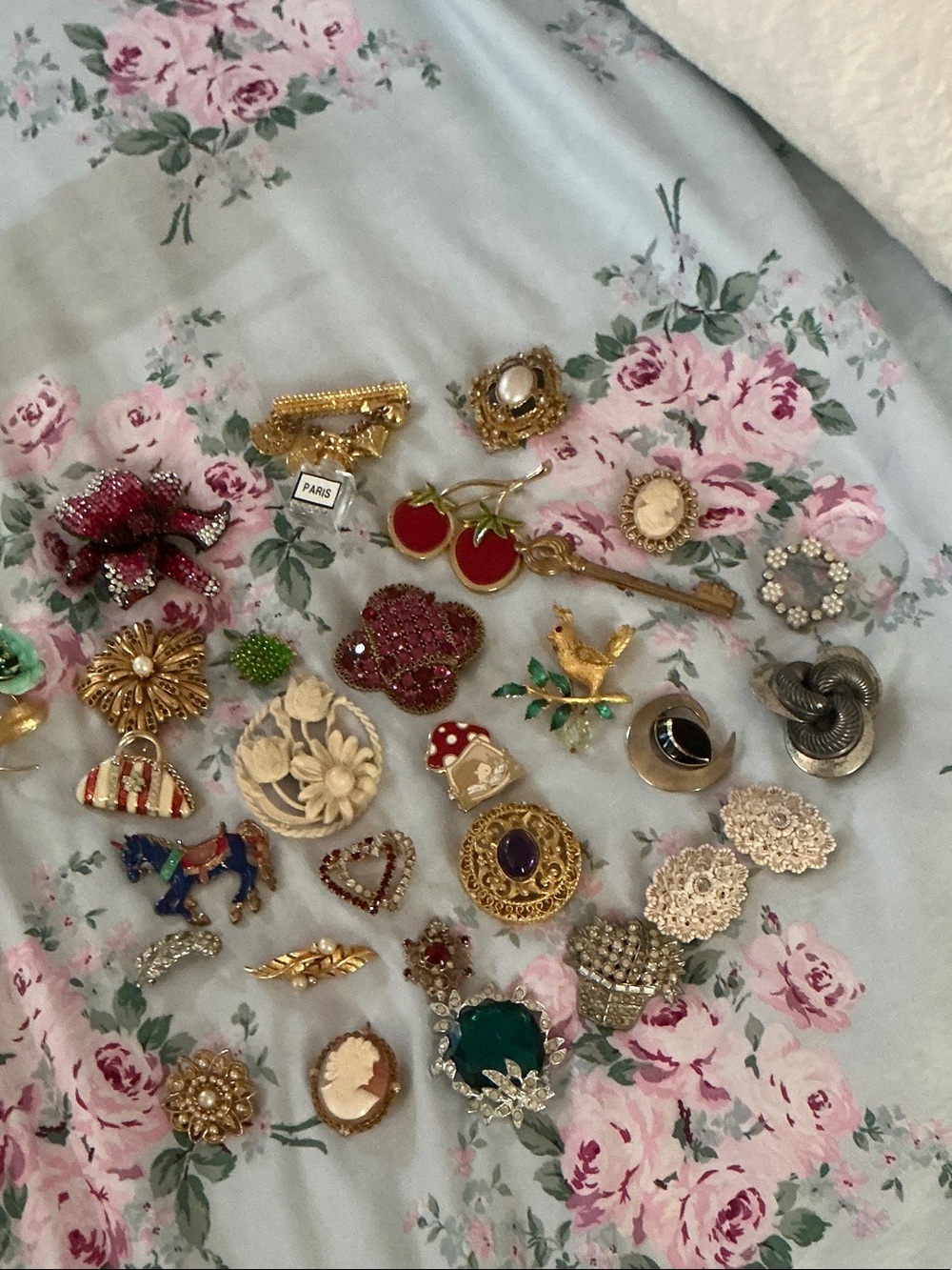 Assorted Women’s Vintage-Inspired Gold Tone Brooches - Multicolor